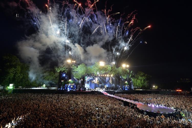 3. Du Arena: Paul McCartney, The Rolling Stones, Eminem, Jay Z, Metallica, Muse, Justin Timberlake... là một số ít trong những siêu sao từng biểu diễn ở Du Arena, khu giải trí ngoài trời với sân khấu được thiết kế để đem lại cho người xem một trải nghiệm khó quên về âm thanh và ánh sáng.