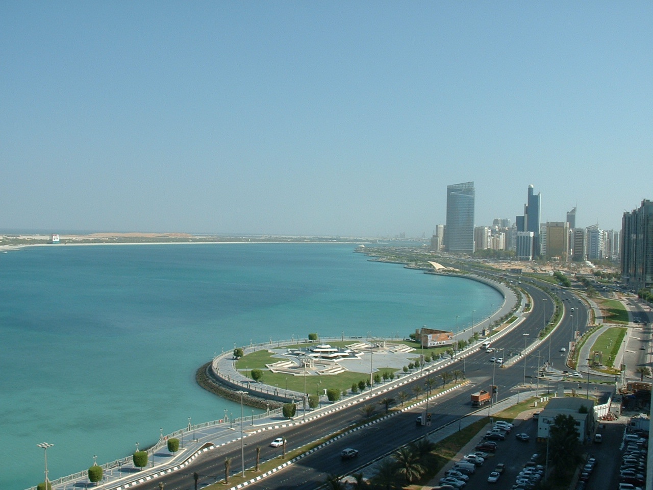 4. Đường dọc bờ biển siêu đẹp: Con đường uốn lượn cạnh bờ biển xinh đẹp ở phía tây Abu Dhabi có làn riêng dành cho xe đạp, đài phun nước và các công viên nhỏ. Đây là nơi diễn ra nhiều cảnh quay hấp dẫn trong bộ phim nổi tiếng “Fast and Furious 7”.