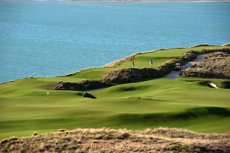 5. Sân golf Yas Links: Dubai có nhiều sân golf hơn Abu Dhabi, nhưng về độ đẹp cũng như quy mô thì không thể nào sánh được với sân golf giữa thảm cỏ xanh mướt cạnh bãi biển trong vắt của Abu Dhabi.