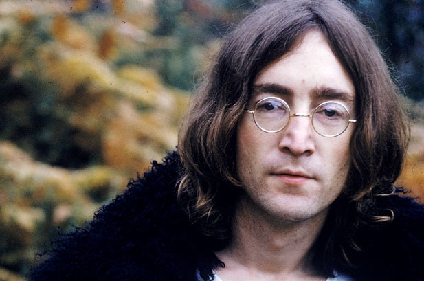 John Lennon suýt nữa đã bị cấm cửa: Trong khoảng thời gian chia tay với Yoko Ono, John Lennon đã làm điều mà bất cứ một triệu phú nào đang đau khổ vì tình cũng sẽ làm: đến dự tiệc ở dinh thự Playboy. Ông đã dùng xì gà châm lên một bức tranh nguyên bản của Matisse. Sau đó, huyền thoại của The Beatles đã xin lỗi và làm hòa với Hef, bức tranh đó ngày nay vẫn được treo ở dinh thự và còn nguyên dấu xì gà.