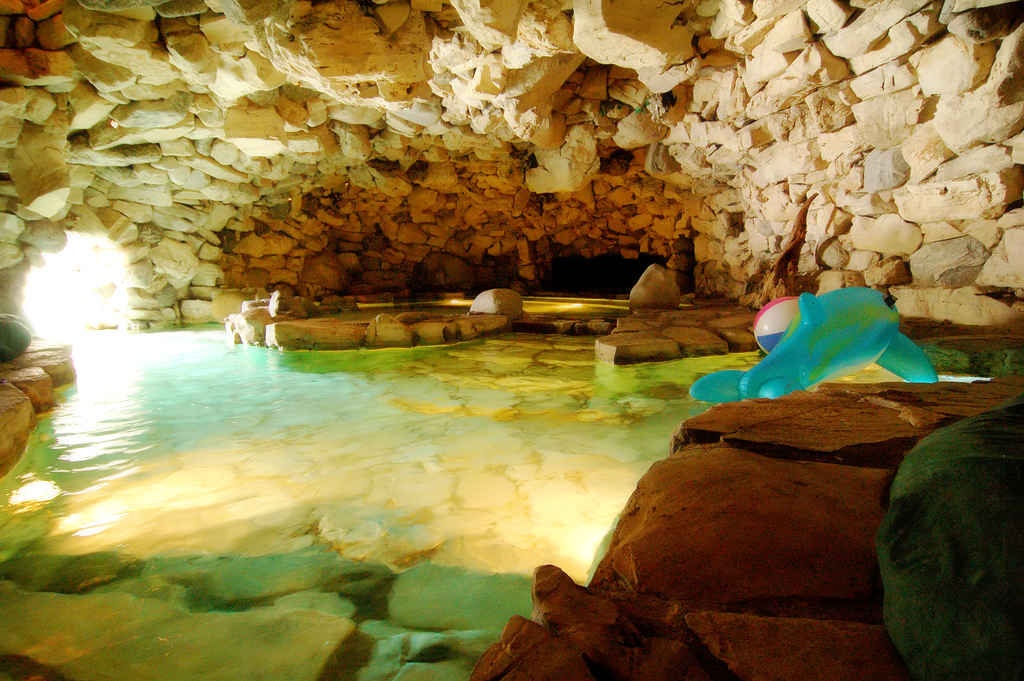 Hang động trong dinh thự: Đây có lẽ là khu nổi tiếng nhất dinh thự Playboy, nơi các cô gái Playmate (bạn chơi) khỏa thân và vui đùa. Điều thú vị là chính sách không mặc gì khi xuống nước ở đây là do xơ vải sẽ lọt vào và làm tắc cống nếu mọi người mặc quần áo.