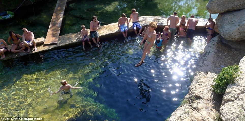 Giếng Jacob ở Wimberley, Texas là một trong nơi lặn nguy hiểm nhất thế giới. Nó còn được gọi là giếng tử thần
