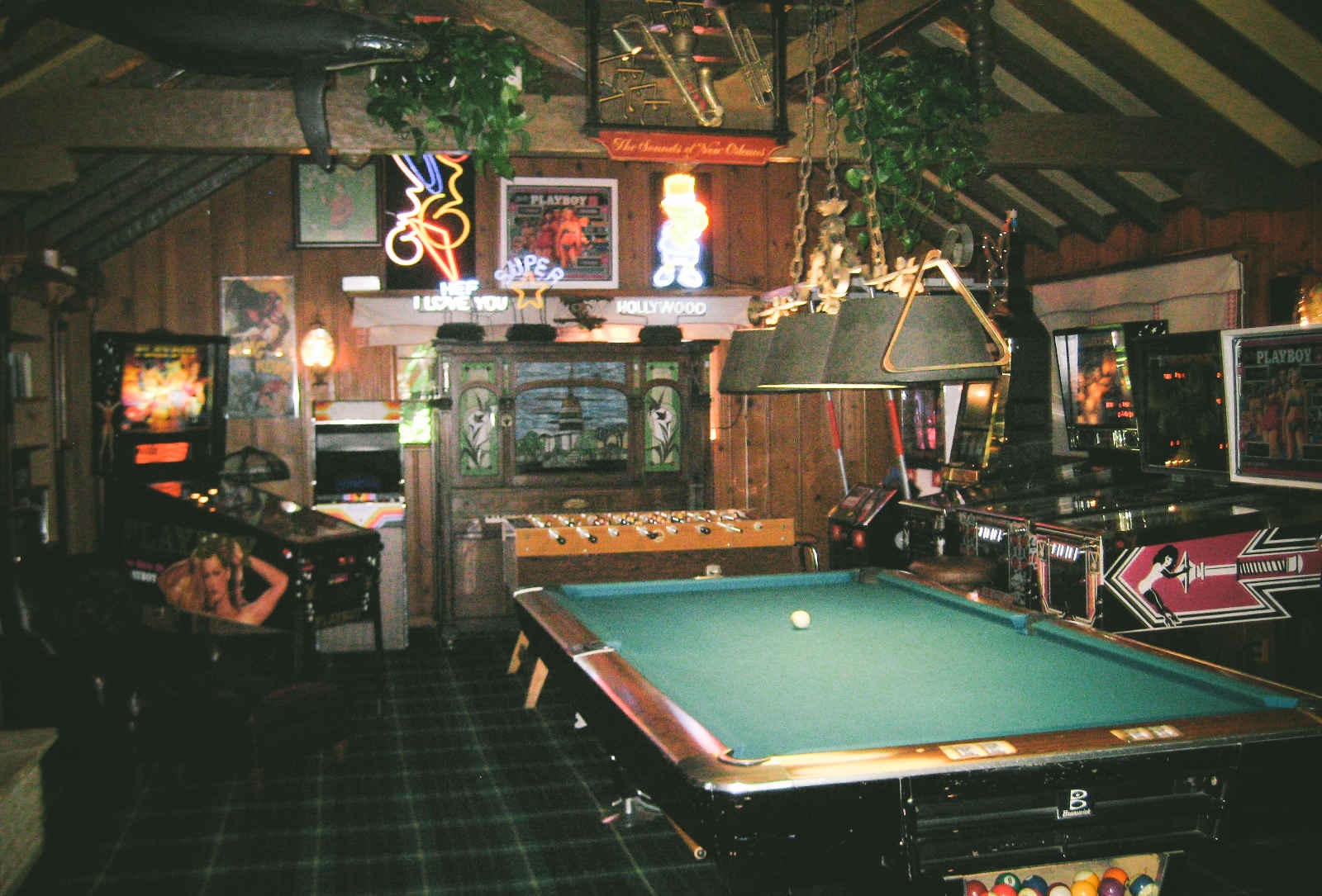 Phần lớn dinh thự không sang trọng như ta tưởng: Theo St. James và nhiều vị khách gần đây, bên trong dinh tự Playboy khá cũ kỹ, với những đồ gỗ và thiết bị đã hư hỏng, lại có mùi không được dễ chịu cho lắm. 