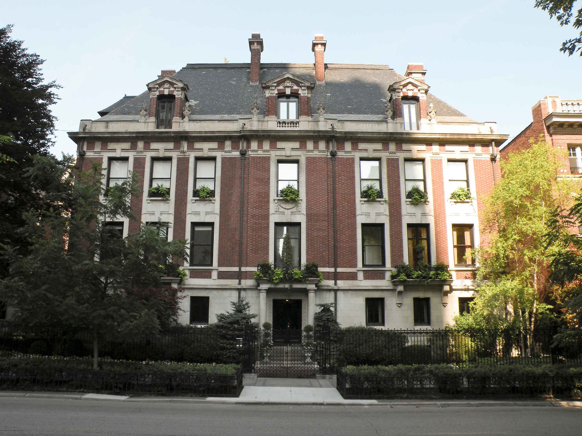 Dinh thự Playboy Chicago trở thành khu nhà ở cao cấp: Ngoài dinh thự Playboy nổi tiếng ở Los Angeles còn có một phiên bản khách ở Chicago mà Hef mua năm 1959. Sau nhiều năm trời là nơi tổ chức những bữa tiệc ấn tượng, ngôi nhà 72 phòng theo kiến trúc Victoria đã được bán và sử dụng cho mục đích trong sáng hơn. Viện Nghệ thuật Chicago đã mua nó và cải tạo thành khu nhà ở cho sinh viên, sau đó vào giữa thập niên 90, một nhà phát triển đã biến nơi này thành khu nhà ở gia đình trị giá 7 triệu đôla. 