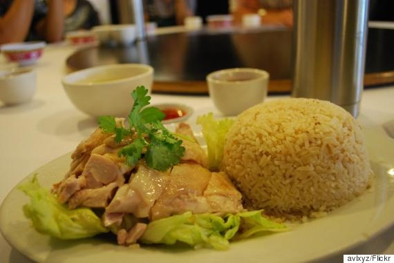 Trung tâm ẩm thực Maxwell (số 1 phố Kadayanallur): Các món ăn ở đây khá đơn giản và dễ ăn, nổi tiếng nhất là cơm gà Hải Nam. Thịt gà được luộc và để nguội nhanh, sau đó thái và dọn ra ăn cùng cơm được nấu bằng nước luộc gà (khiến cơm có vị ngậy và ngọt hơn so với bình thường).