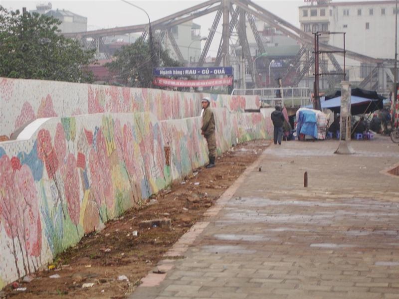 9. Bạn không để ý tới người đi tiểu ở vệ đường nữa: Ở Mỹ thì cảnh này đúng là một sự lạ và khiến bạn “mắt tròn mắt dẹt”, nhưng ở Việt Nam thì đây là chuyện bình thường, chẳng có gì đáng để ý cả. 