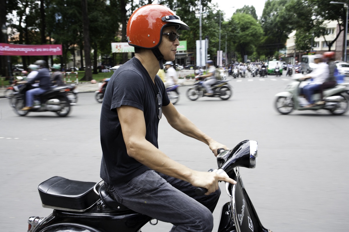 2. Lái xe là một môn thể thao mạo hiểm: Sau nhiều năm ở Việt Nam, bạn sẽ dễ dàng luồn lách trong dòng người khổng lồ tham gia giao thông, rẽ vào các con hẻm nhỏ, phi lên vỉa hè với gió thổi qua tóc và khí xả nóng dưới chân. Lái xe ở Việt Nam, bạn sẽ trải nghiệm nhiều loại mùi khác nhau suốt dọc đường đi, từ mùi sầu riêng, mùi nước tiểu trên vỉa hè, tới mùi sườn nướng thơm nức... giữa hàng tỉ âm thanh ồn ào. Ở Mỹ, phần lớn mọi người sẽ chui trong những chiếc ô tô có điều hòa và có một chuyến đi tẻ nhạt. 