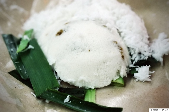 Trung tâm ẩm thực đường Haig (số 14 đường Haig): Đây là một trong những khu có quầy bán “putu piring”, một loại bánh làm từ bột gạo. Bạn có thể mua nó ở hàng “Traditional Haig Road Putu Piring”. Còn được gọi là “kueh tutu”, những chiếc bánh nhỏ xinh này được phủ dừa xay và có nhân ngọt ngào làm từ đường cọ. 