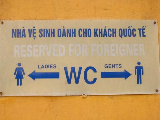 3. Hồi hộp trước mỗi lần vào nhà vệ sinh: “Nhà vệ sinh ở Việt Nam” có thể sẽ là cuốn tiểu thuyết bán chạy với các chương từ khiến bạn khóc thét tới tạ ơn trời trong sung sướng, và có những nhà vệ sinh khiến bạn phải lấy hết can đảm để bước vào.