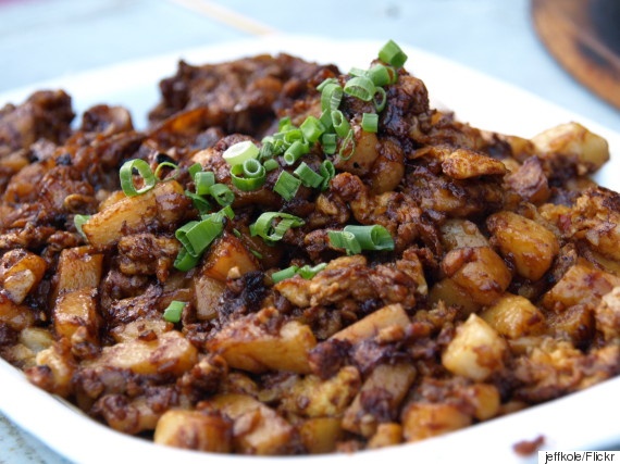 Trung tâm ẩm thực Bedok Interchange (số 1 đường Bedok): Ở đây có nhiều món ngon thu hút các du khách, bao gồm bánh cà rốt ở hàng  “Song Zhou Luo Bo Gao”. Trên thực tế, món này không dùng cà rốt mà dùng củ cải trắng, loại củ được người dân địa phương gọi là cà rốt trắng. Bánh cà rốt rất ngon, với bột gạo, gừng, trứng và hành.