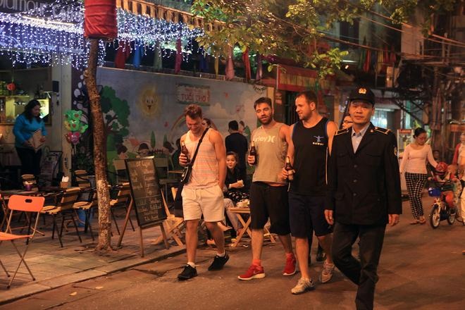 5. Bạn sẽ không còn cảm giác xấu hổ khi bị nhìn: Khi về Mỹ, bạn bắt gặp ai đó nhìn bạn, thay vì xấu hổ nhìn ra chỗ khác, bạn sẽ nhìn thẳng vào họ. Nguyên nhân là khi ở Việt Nam bạn thường xuyên bị nhìn một cách tò mò. 