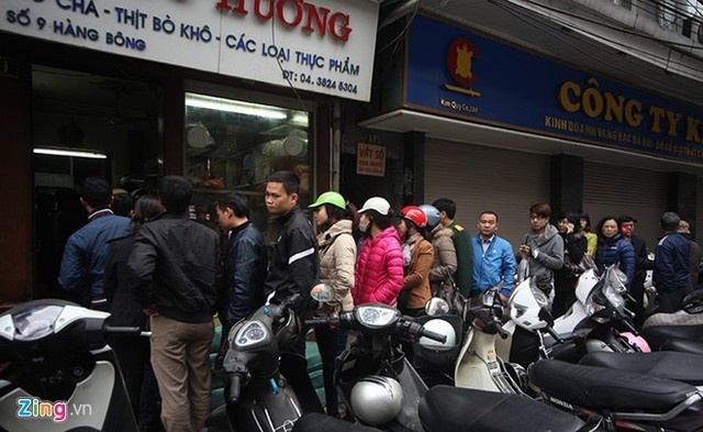 8. Bạn sẽ liên tục coi chừng xem có ai lấn hàng không: Sau một thời gian sống ở Việt Nam, bạn sẽ trở thành một chuyên gia trong việc nhận biết và ngăn cản những người lấn hàng khi trở về Mỹ. Bạn có thể cảm nhận được họ tới từ xa và biết cách chặn họ lại. 