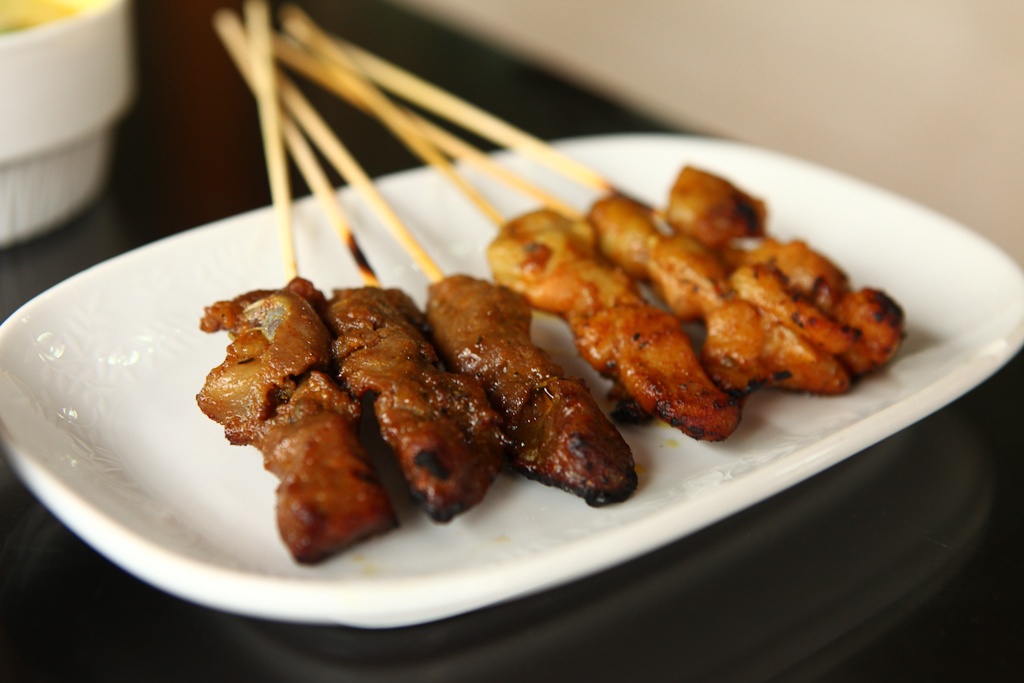 Trung tâm ẩm thực Makansutra Gluttons Bay (số 8 đại lộ Raffles): Là trung tâm ẩm thực mới và nhỏ nhất trong danh sách này (chỉ có 12 quầy hàng), Makansutra được mở bởi bậc thầy ẩm thực đường phố Singapore - K.F. Seetoh - vào cuối thập niên 90. Những quầy hàng ở khu ăn uống ngoài trời này phục vụ các món ăn cổ truyền và hiện đại của Singapore, ngon nhất là món thịt xiên nướng với nguyên liệu đa dạng, từ bò, gà, vịt tới tôm.