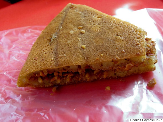 Chợ Tanglin Halt (số 48A đường Tanglin Halt): Khu ăn uống này nằm khá xa trung tâm thành phố, nhưng hàng ngày vẫn có rất nhiều du khách tới đây để thưởng thức những món như bánh kếp lạc. Bánh được làm ngay khi người ăn gọi, nóng hổi và thơm phức.