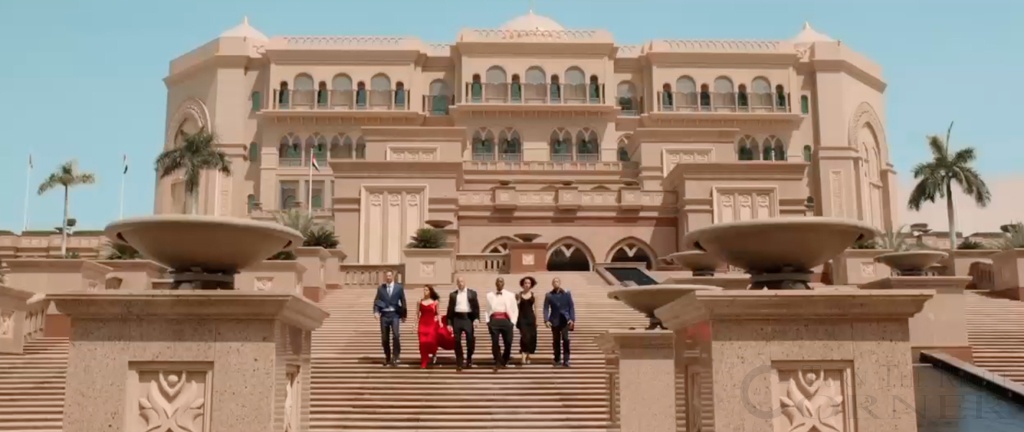 Mặt tiền khu nghỉ dưỡng với thiết kế như một lâu đài Ả Rập là phông nền hoàn hảo cho cảnh nhóm Dom bước ra.