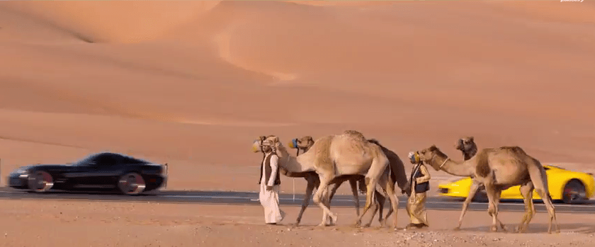 Những chiếc siêu xe vút qua đoàn lạc đà giữa sa mạc nóng bỏng.