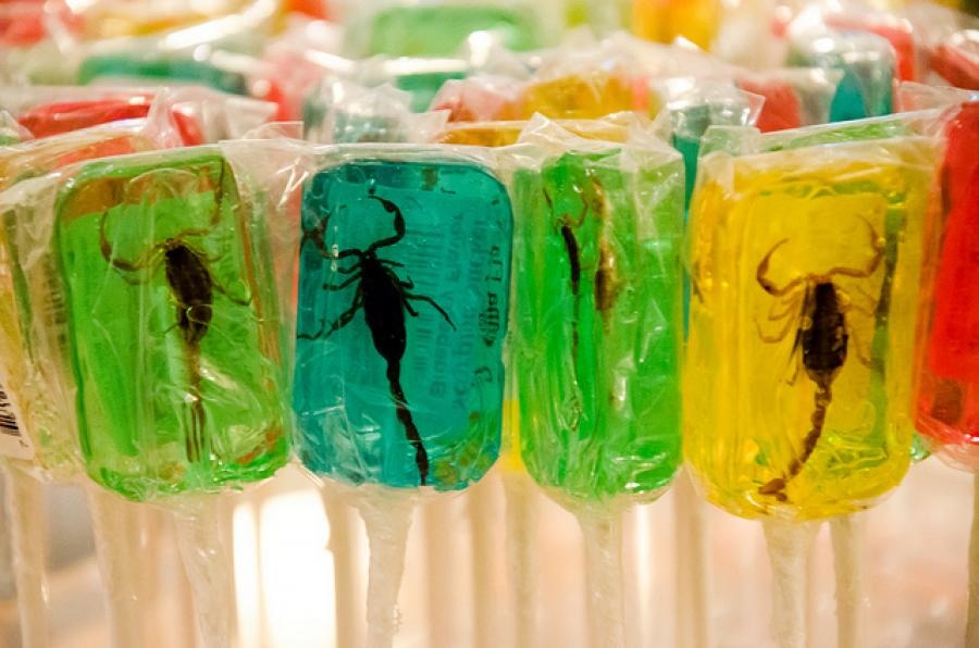 Kẹo côn trùng: Trước tiên, các côn trùng như bộ cạp, sâu tằm, ong... sẽ được rán giòn, sau đó trộn với nguyên liệu làm kẹo thông thường và đổ vào khuôn.