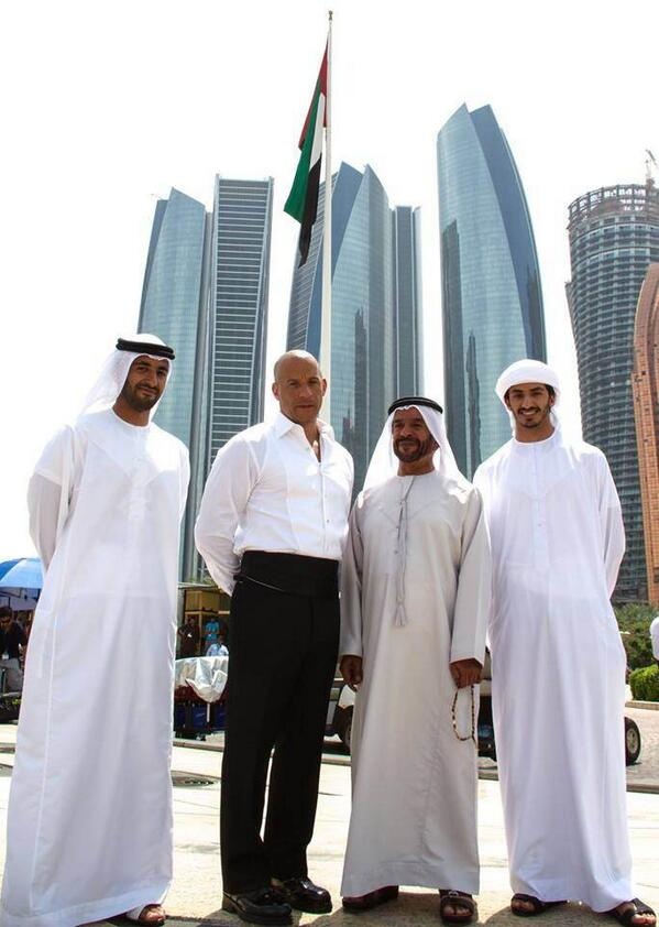 Cụm tháp Etihad gồm 5 tháp với chiều cao từ 200 m trở lên, trong đó tháp cao nhất là 305,3 m. 