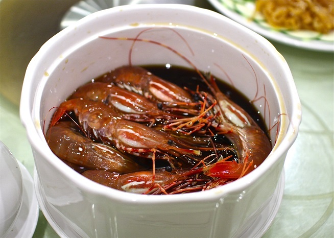 Tôm say rượu: Đây là một món ăn khá phổ biến ở Trung Quốc. Tôm nước ngọt được ngâm trong rượu mạnh và ăn sống.