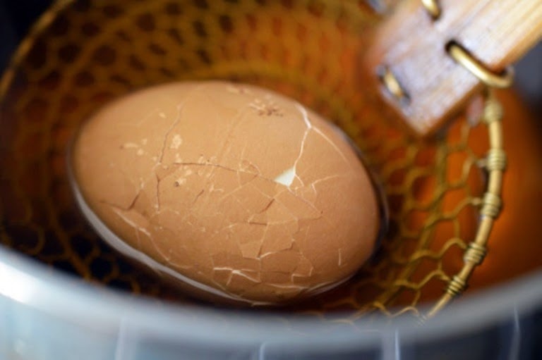 Trứng Tong zi dan: Món trứng luộc nước tiểu đồng tử Tong Zi Dan là món ăn truyền thống ở thành phố Dongyang. Đầu tiên, người ta luộc trứng nguyên vỏ trong nước tiểu, sau đó bóc ra và ngâm tiếp trong nước tiểu một ngày một đêm. Đây không chỉ là món đặc sản mà còn được xem là một vị thuốc.