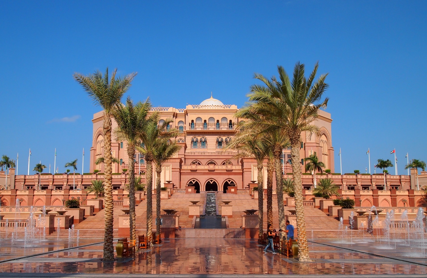 Emirate Palace: Đây được chọn là nơi nghỉ chân của nhóm Dominic ở Abu Dhabi, với các cảnh quay ở bãi biển, phần sân và mặt tiền của khu nghỉ dưỡng nổi tiếng này.