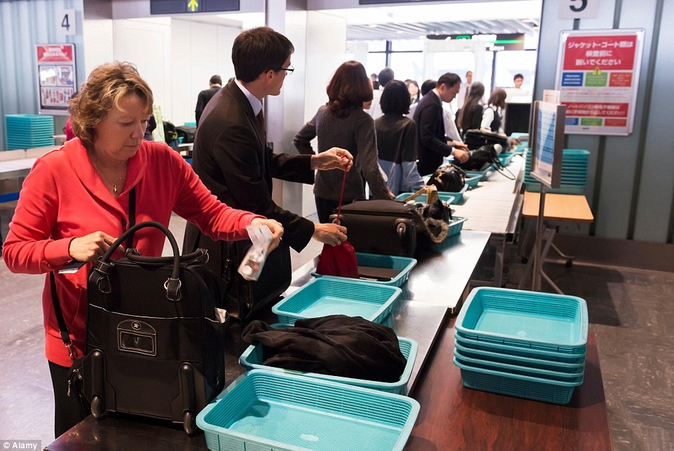 Thực tế: Không phải ai cũng có thời gian xếp đồ lên khay mà thường vứt bừa vào để nhanh chóng đi qua cửa an ninh với một hàng dài phía trước.