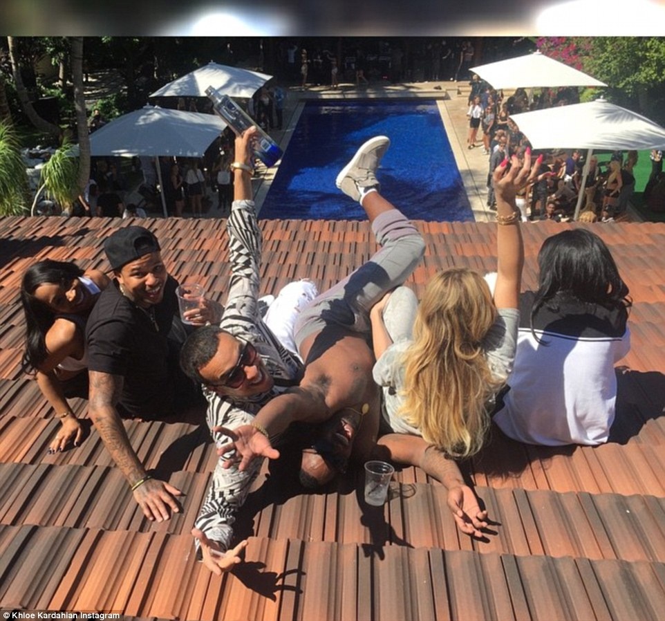 Instagram: Việc ngồi trên mái nhà nhìn xuống bữa tiệc bể bơi sôi động thật dễ dàng nếu bạn là Khloe Kardashian.