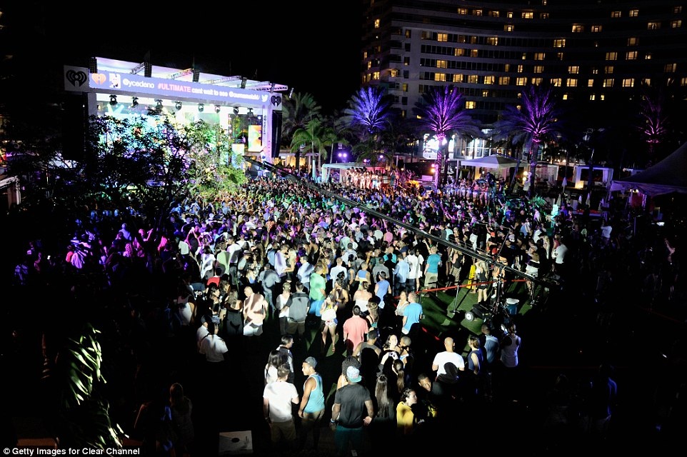 Thực tế: Bạn sẽ phải “chiến đấu” với đám đông để gọi đồ uống, trong lúc cố không để bị người khác đổ nước vào người. 