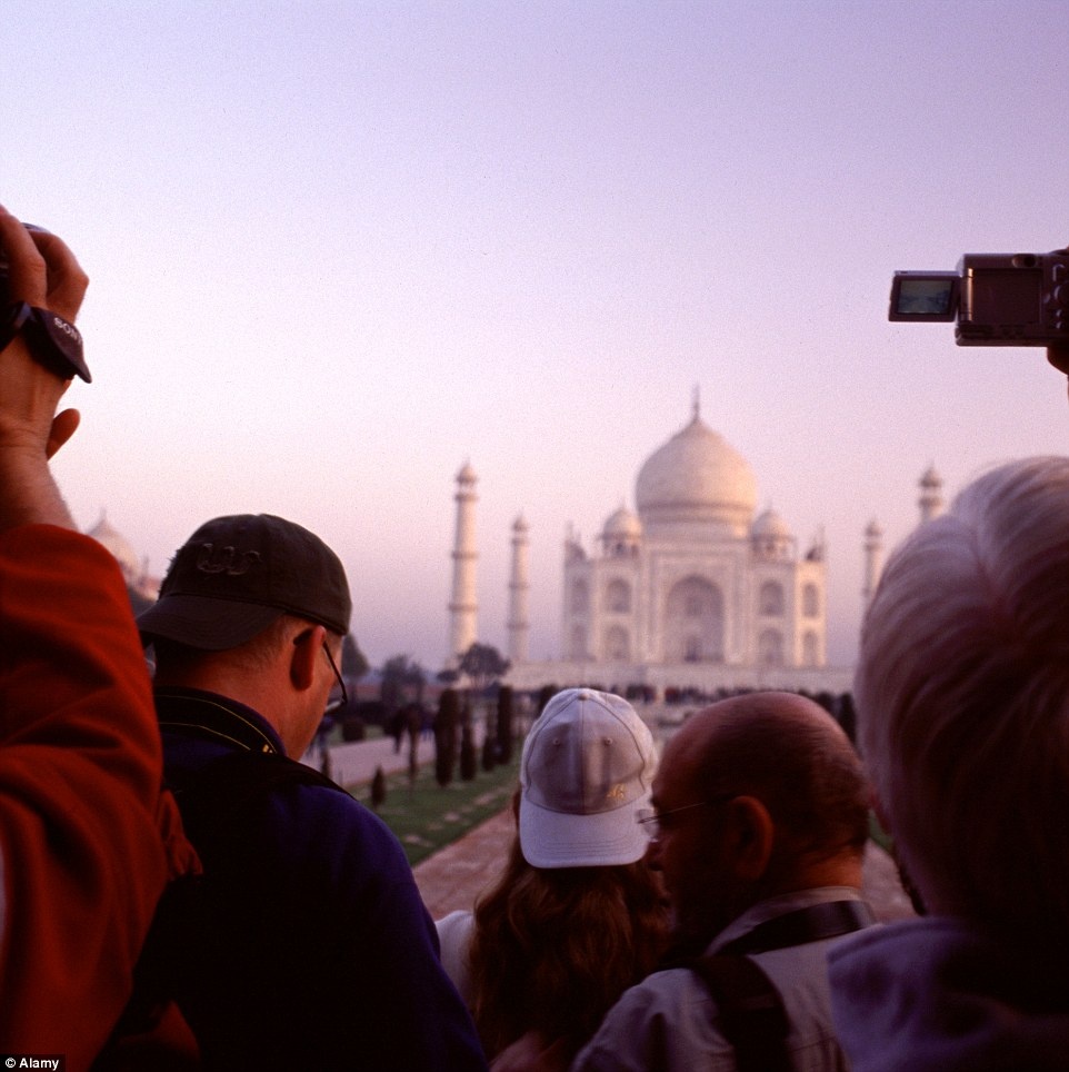 Thực tế: Không may là nhiều người cũng có ý tưởng chụp ảnh giống bạn, nên không dễ gì có được bức ảnh như ý giữa một đám đông. 