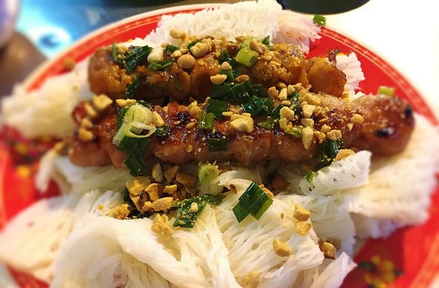 Ve Ben Tre thuong thuc mon 'an la ghien' bo dun banh hoi hinh anh