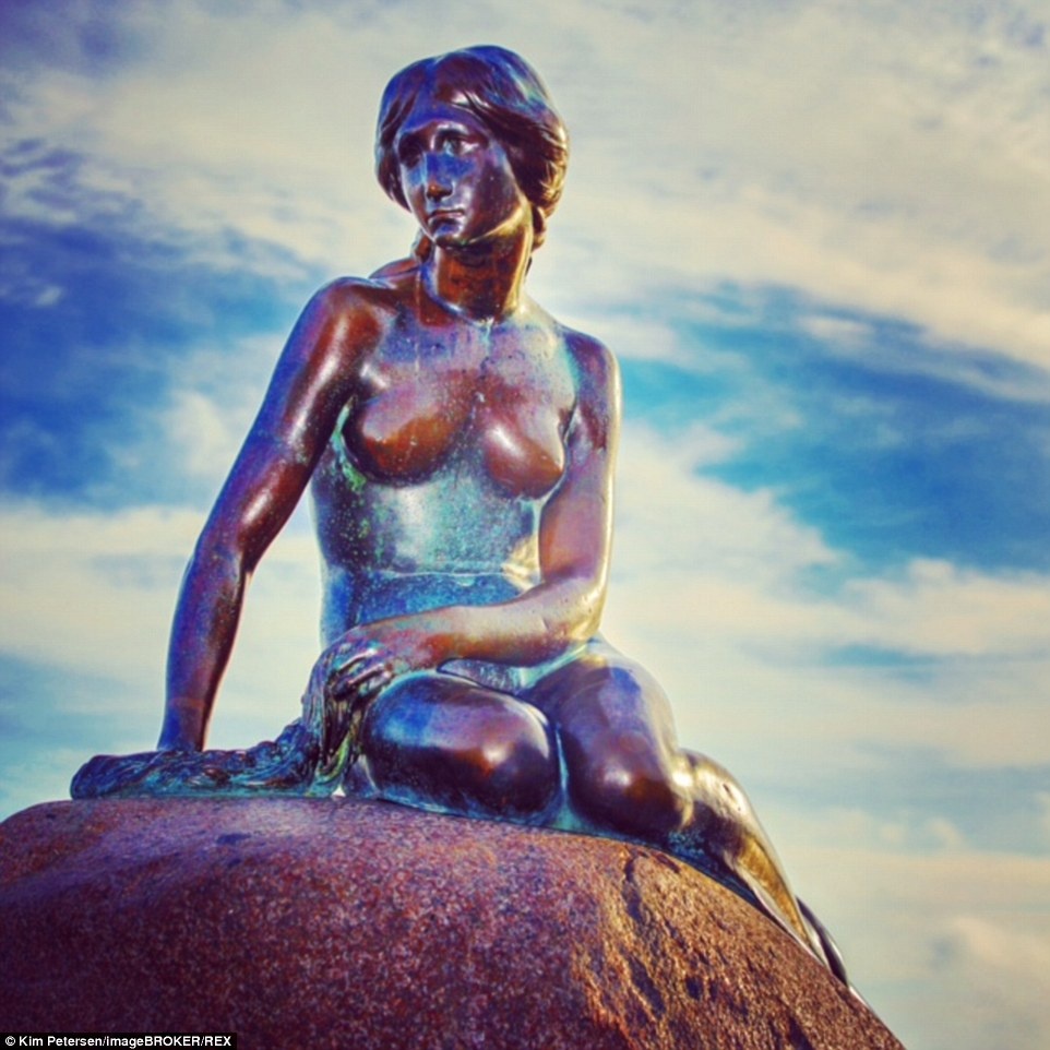 Instagram: Tượng Nàng Tiên Cá Nhỏ xinh đẹp ở  Copenhagen trông thật ấn tượng trên nền trời xanh. 