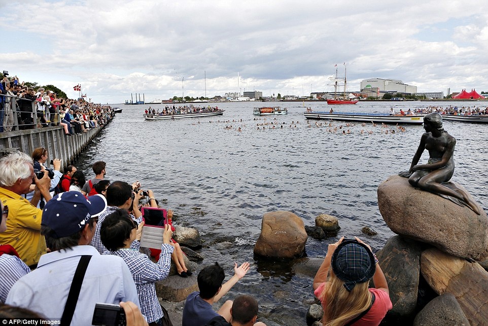 Thực tế: Nếu chen qua được thì bạn có thể nhìn thấy bức tượng chỉ cao hơn 1,2 m này. 