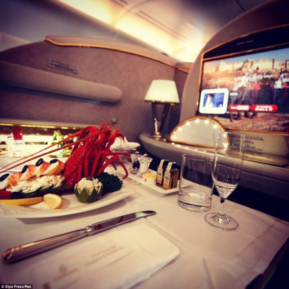 Instagram: Nằm dài trên máy bay và thưởng thức những món như tôm hùm trong một kỳ nghỉ hoàn hảo. 