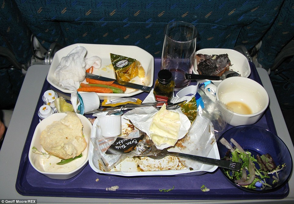 Thực tế: Những khay đựng đồ ăn bằng nhựa với các món bình thường, tẻ nhạt chờ tiếp viên tới dọn đi. 