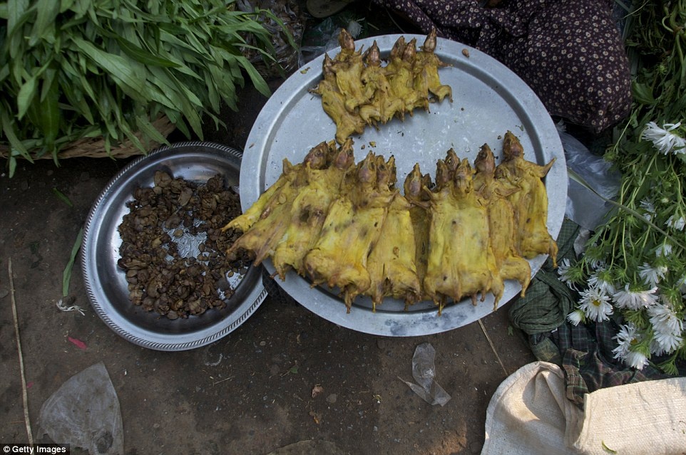 Thực tế: Đôi khi sẽ an toàn hơn nếu bạn ăn ở khách sạn thay vì những món không rõ nguồn gốc trên vỉa hè. 