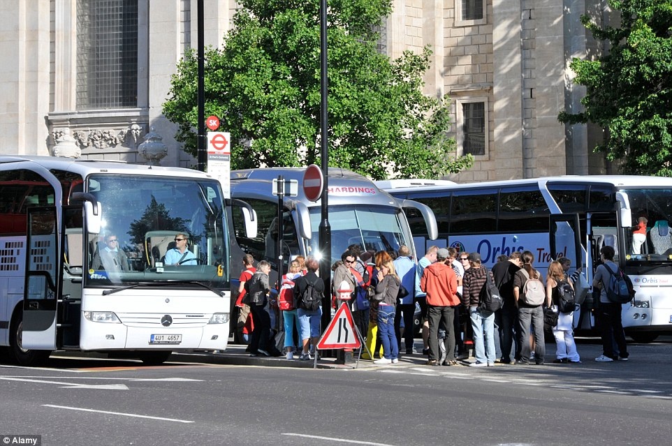 Thực tế: Bạn sẽ phải xếp hàng chờ cùng với những du khách mệt mỏi và cầu nguyện không ngồi trúng ghế cạnh nhà vệ sinh. 
