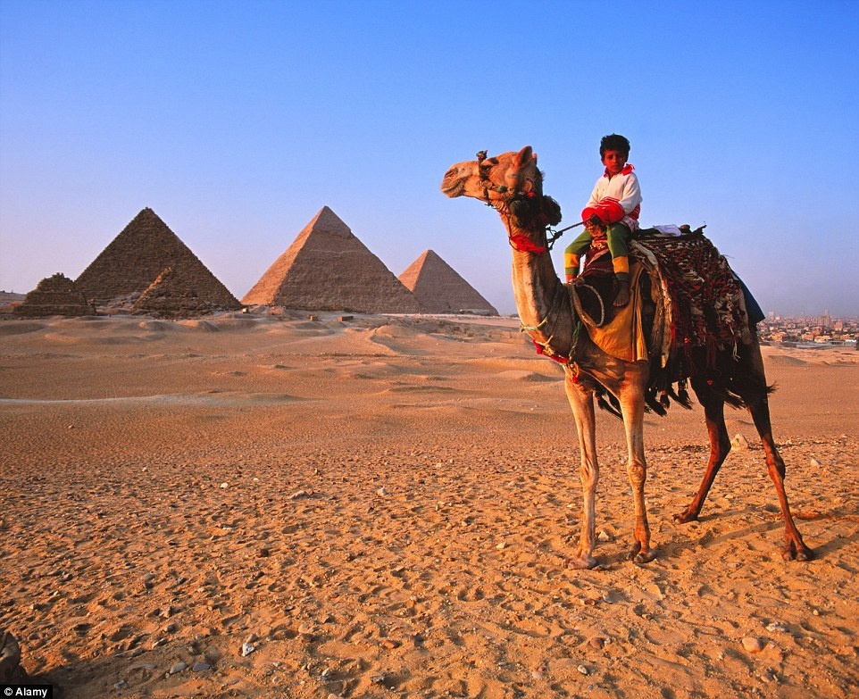 Instagram: Một bức ảnh thú vị trên lạc đà với phông nền là kim tự tháp giữa sa mạc mênh mông hẳn khiến nhiều người thích thú. 