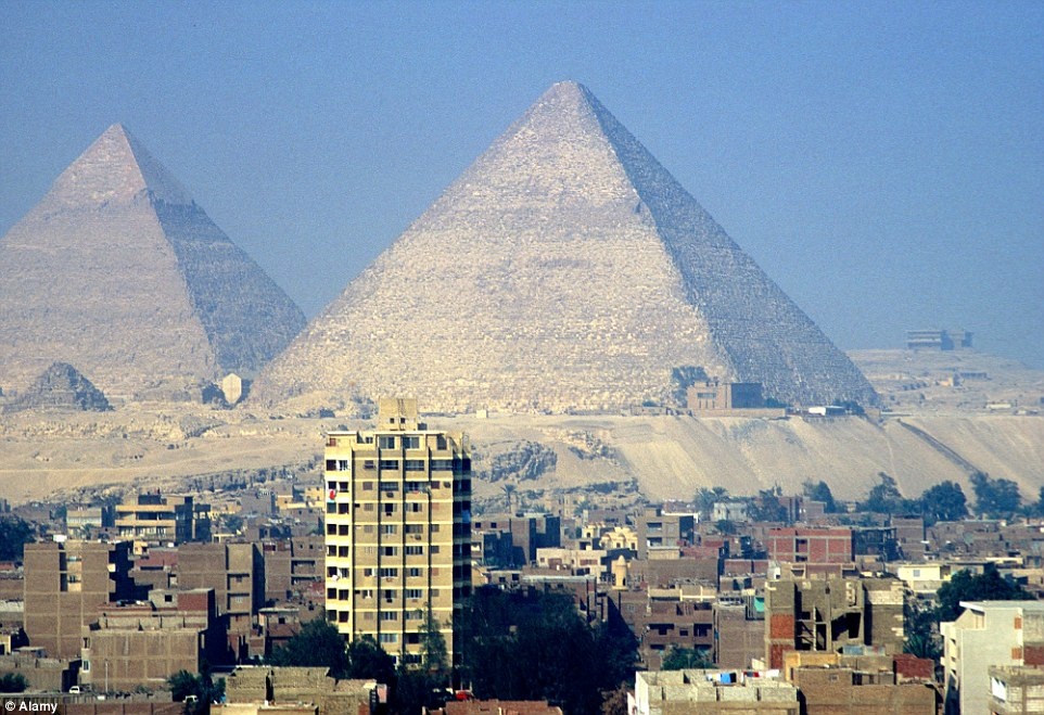 Thực tế: Bạn chỉ cần đi một đoạn ngắn từ thành phố nhộn nhịp tới đây, hoặc ngắm nó từ quán Pizza Hut. 