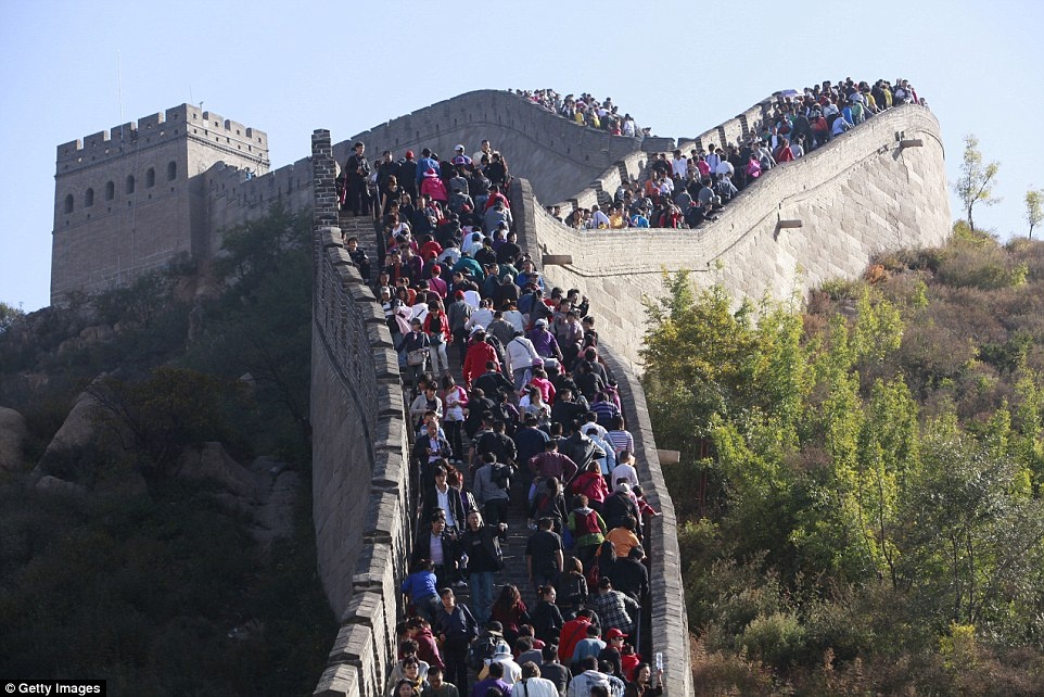 Thực tế: Hãy chuẩn bị tinh thần chen chân với đám đông du khách để leo được trên tường thành, bạn sẽ khó lòng thưởng thức được vẻ đẹp của công trình này trong tình trạng mồ hôi nhễ nhại. 