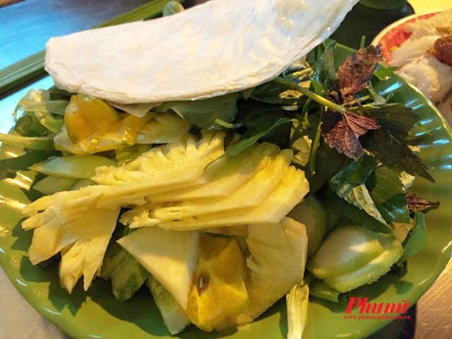 Rau gói kèm gồm rau thơm, chuối xanh, dứa, khế chua...