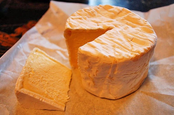 Phô mai nặng mùi nhất thế giới: Năm 2004, các nhà nghiên cứu ở đại học Bedfordshire đã phát triển một “mũi điện tử” để phân tích mùi của các loại phô mai. Trong một cuộc khảo sát, chiếc mũi điện tử này và 19 người tham gia đã xác định Vieux Boulogne, một loại phô mai mềm xuất xứ từ miền Nam nước Pháp, là loại phô mai nặng mùi nhất thế giới.  Vieux Boulogne có mùi còn khó chịu hơn cả Epoisses de Bourgogne, một loại phô mai bị cấm ăn trên các phương tiện công cộng ở Pháp do mùi quá khủng khiếp.