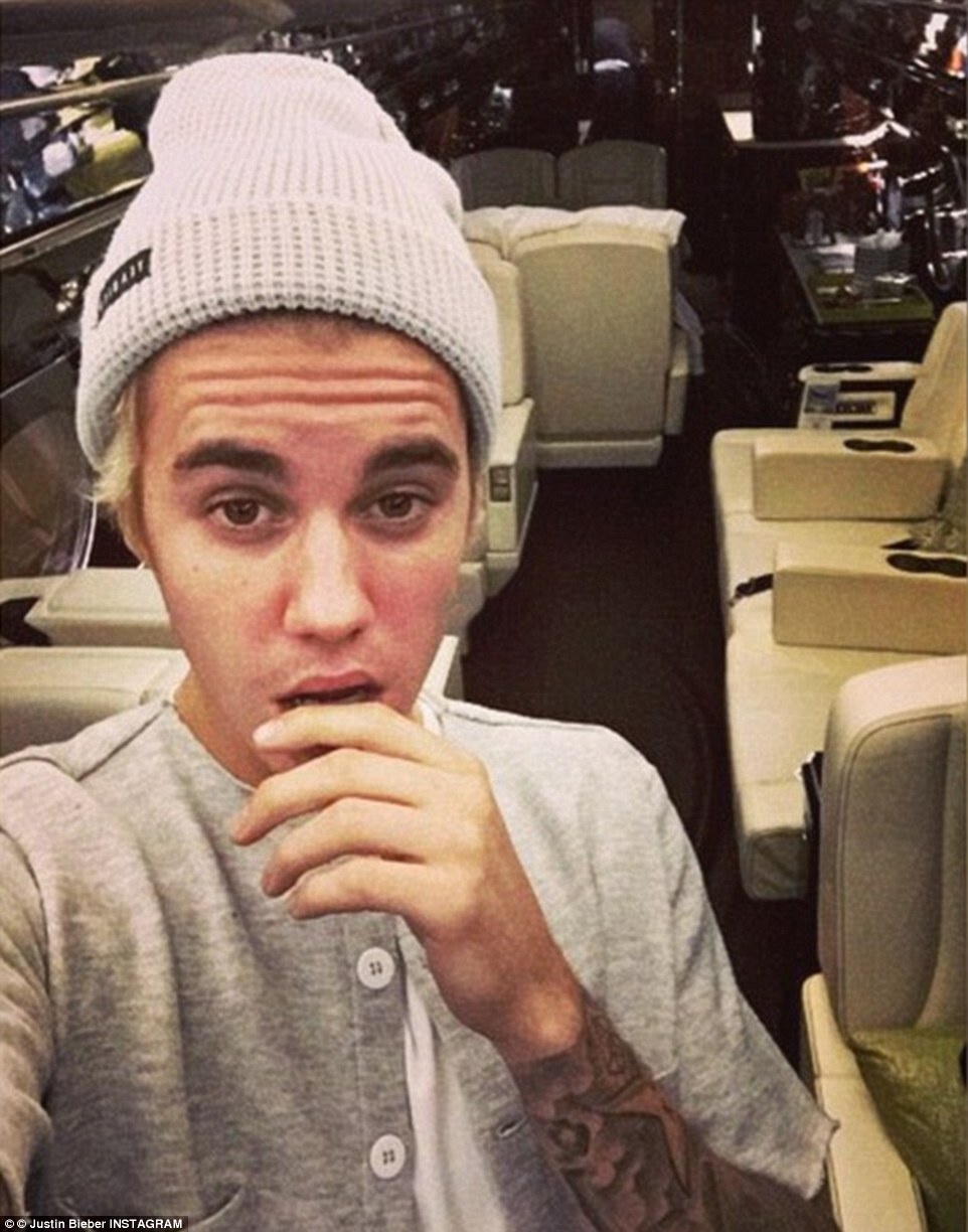 Instagram: Những phi cơ riêng luôn có không gian rộng rãi và nội thất bọc da khiến việc di chuyển với các ngôi sao thư Justin Bieber thật dễ dàng.