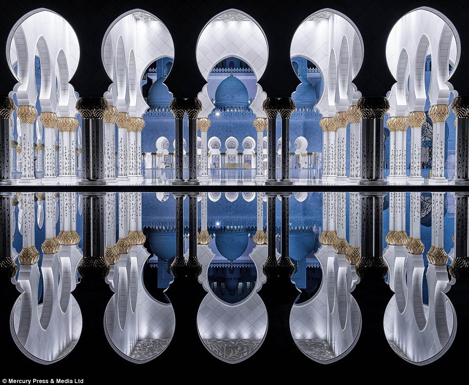 Sân trong có bức tranh khảm bằng cẩm thạch lớn nhất thế giới với diện tích 16.700 m2, những hàng cột lộng lẫy soi bóng xuống sàn nhà.