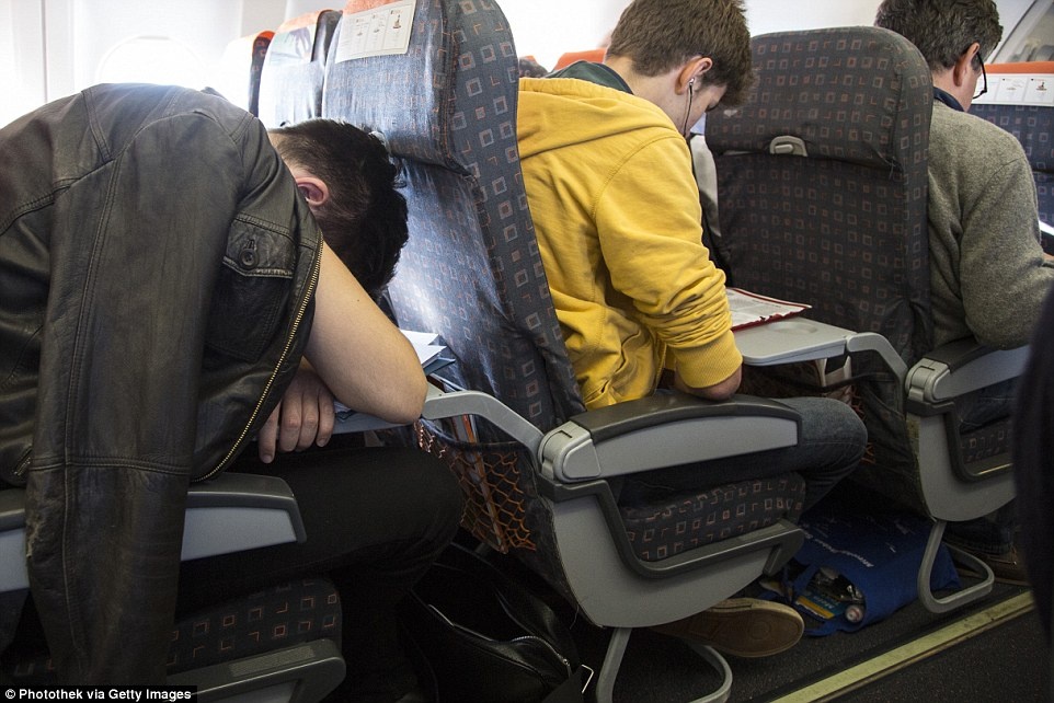 Thực tế: Phần lớn chúng ta đi du lịch thường mua vé giá rẻ, với chỗ ngồi chật hẹp và tiếng trẻ con khóc. 