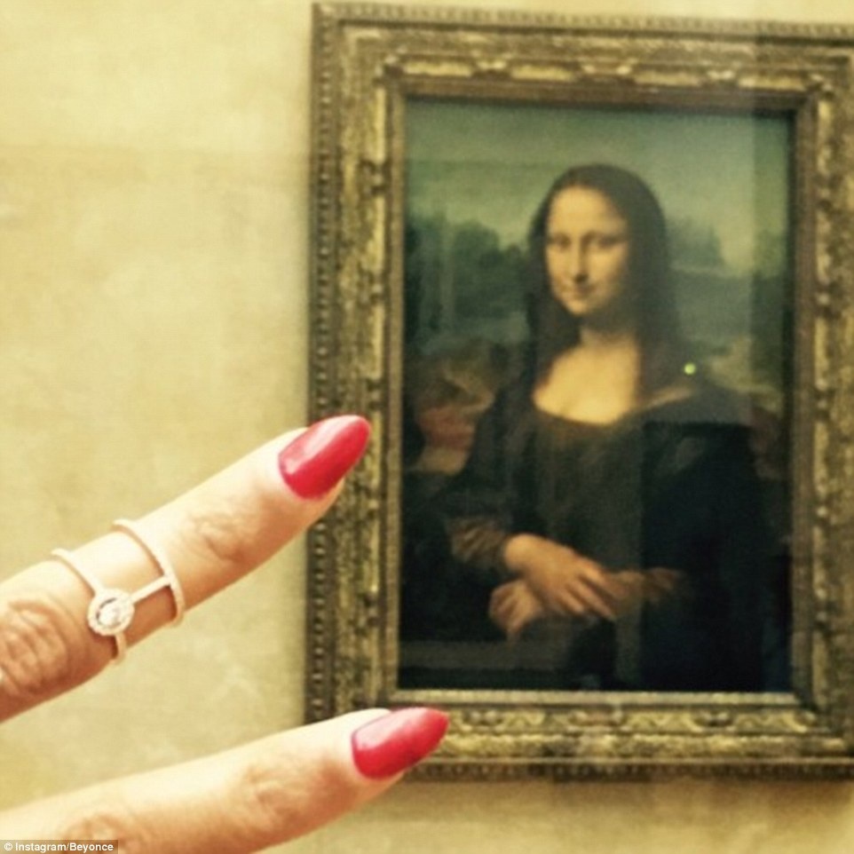 Instagram: Beyonce chụp ảnh trước bức họa nổi tiếng Mona Lisa của Leonardo da Vinci ở bảo tàng The Louvre, khiến chúng ta nghĩ có thể dễ dàng đứng gần và chiêm ngưỡng bức tranh.