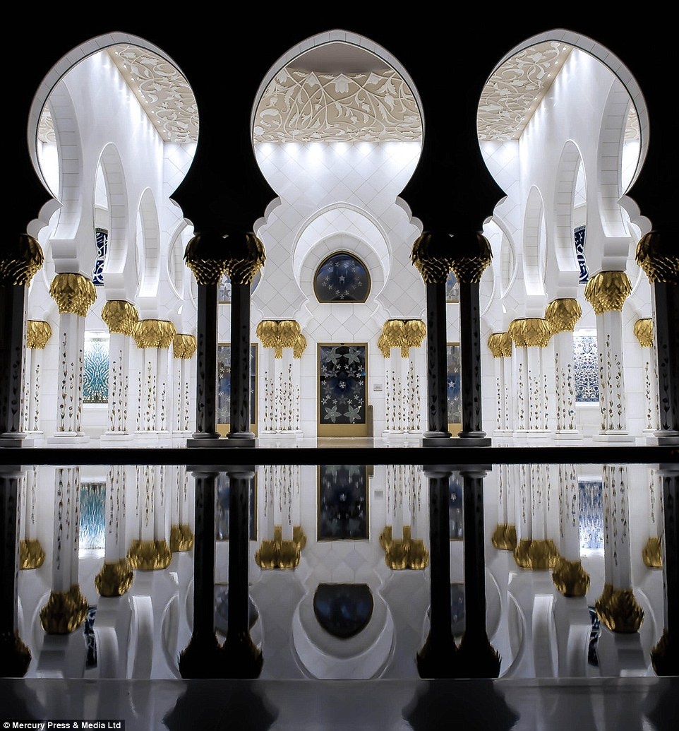 Nhà thờ được xây dựng trong 10 năm, từ 1996 tới 2007 mới hoàn tất, với hơn 30.000 công nhân làm việc ngày đêm. 