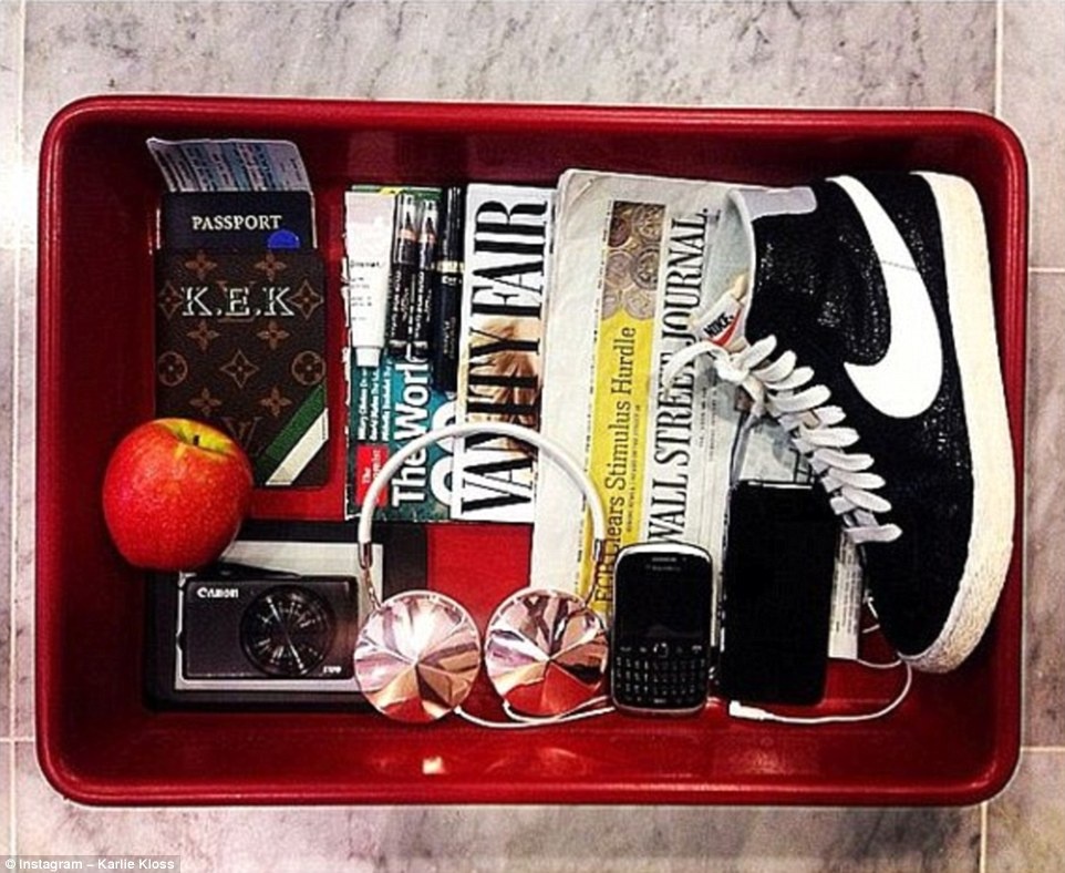 Instagram: Người mẫu Karlie Kloss tiết lộ những món đồ du lịch thiết yếu được đặt ngay ngắn trong các khay đựng đồ để chuyển qua máy quét ở hải quan.