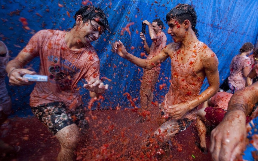 Lễ hội ném cà chua - La Tomatina (Tây Ban Nha): Lễ hội La Tomania diễn ra hàng năm vào thứ tư cuối cùng của tháng 8 tại thị trấn Bunol. Về cơ bản đây là một trận chiến cà chua trên quy mô lớn, bắt đầu từ năm 1945. Ban đầu các cảnh sát địa phương không thích thú gì lắm với lễ hội này, nhưng giờ La Tomania đã giúp thị trấn nhỏ này trở nên nổi tiếng. Lễ hội năm nay sẽ bán vé để kiểm soát lượng người tham dự, tránh tình trạng quá tải.