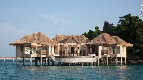 Đảo Song Saa, Campuchia: Đảo Song Saa gồm hai đảo: Koh Ouen và Koh Bông, nối liền bằng một cây cầu. Nằm trọng vịnh Thái Lan, Song Saa là hòn đảo nghỉ mát tư nhân đầu tiên của Campuchia. Các biệt thự nổi trên mặt nước tạo ra khung cảnh như thiên đàng, đặc biệt vào lúc hoàng hôn khi mà bầu trời và nước bắt đầu thay đổi màu sắc.