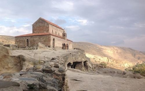 Kakheti, Georgia: Có thể bạn chưa từng nghe đến cái tên Kakheti, nhưng có thể bạn đã nếm sản phẩm nổi tiếng của nó, đó là rượu. Người Georgia bắt đầu làm rượu từ 8.000 năm trước với kỹ thuật truyền thống. Ở Kakheti có thành phố đá Uplistiske 3.000 tuổi với công nghệ làm rượu công nghiệp quy mô lớn.